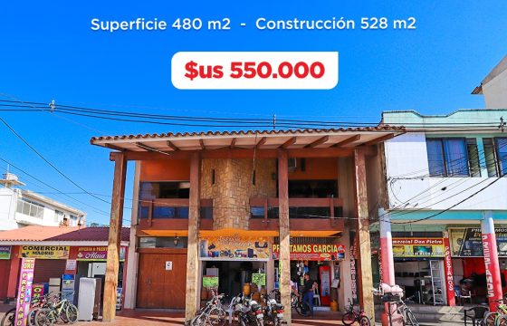 AMPLIA CASA CON TIENDAS COMERCIALES EN VENTA