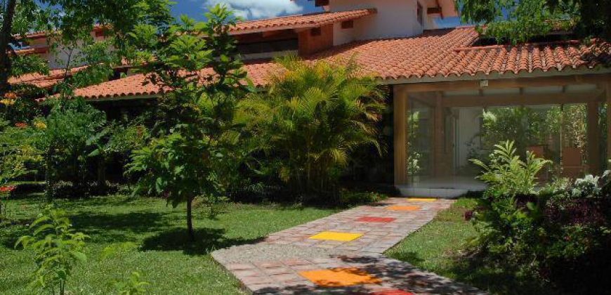 Casa de Lujo en Alquiler – Condominio Zona Oeste