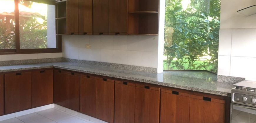 Elegante Casa de Campo en Condominio Cerrado