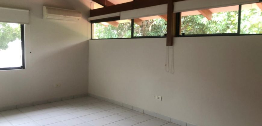 Casa de Lujo en Alquiler – Condominio Zona Oeste
